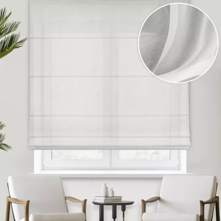 Roleta rzymska naturalna z miękkiej tkaniny o delikatnym efekcie deszczyku, wykończona obciążnikiem