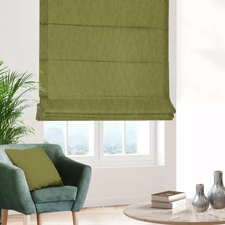 Roleta rzymska zielona z tkaniny zaciemniającej typu dimout o naturalnym splocie, z efektem melanżu