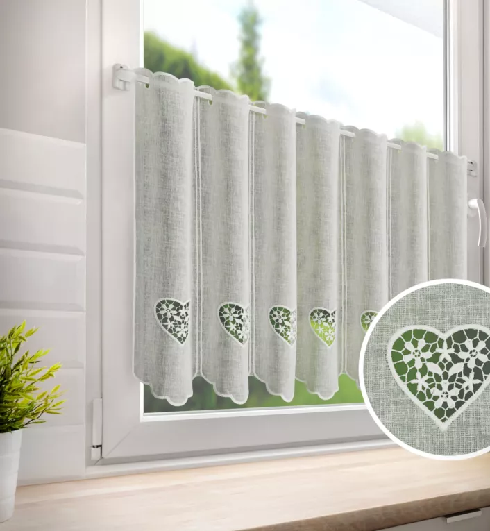 Tkanina firanowa zazdrostka z etaminy zdobiona haftowanymi ażurowymi sercami