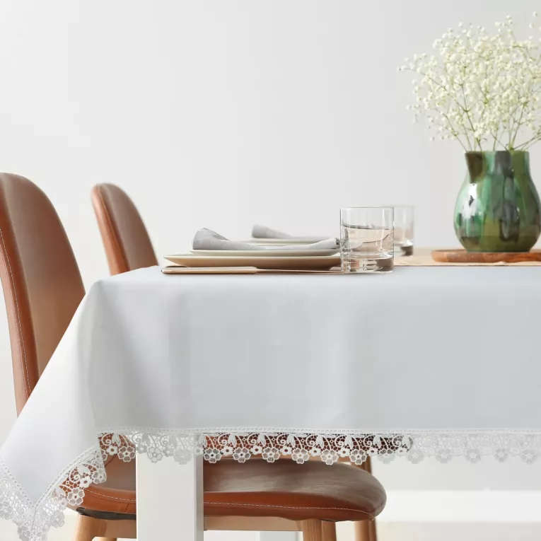 Obrus na stół 145x300 cm biały zdobiony haftowaną koronką - CINDY