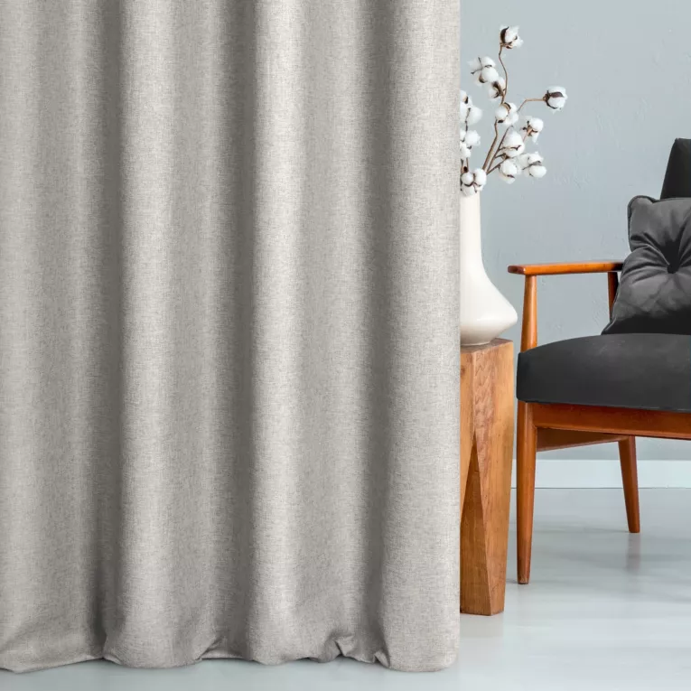 Zasłona szyta na taśmie 5 cm beżowa z tkaniny trudnopalnej, zaciemniającej, typu blackout z efektem melanżu