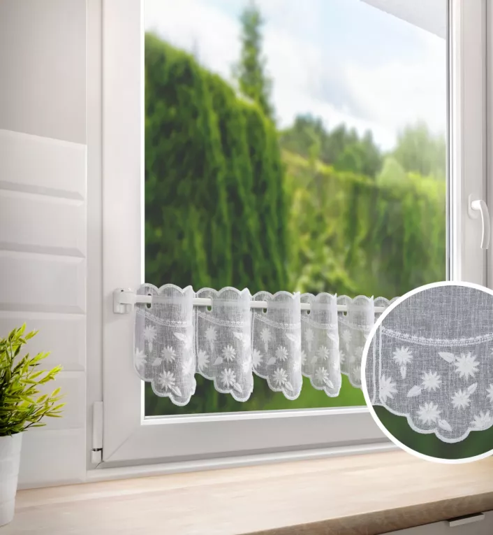 Tkanina firanowa zazdrostka z etaminy zdobiona haftem drobnych kwiatów