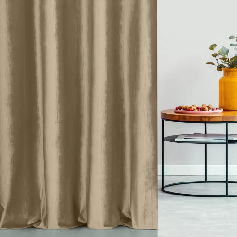 Zasłona szyta na flexach złota z tkaniny welwetowej w pionowe prążki, wykończona obciążnikiem