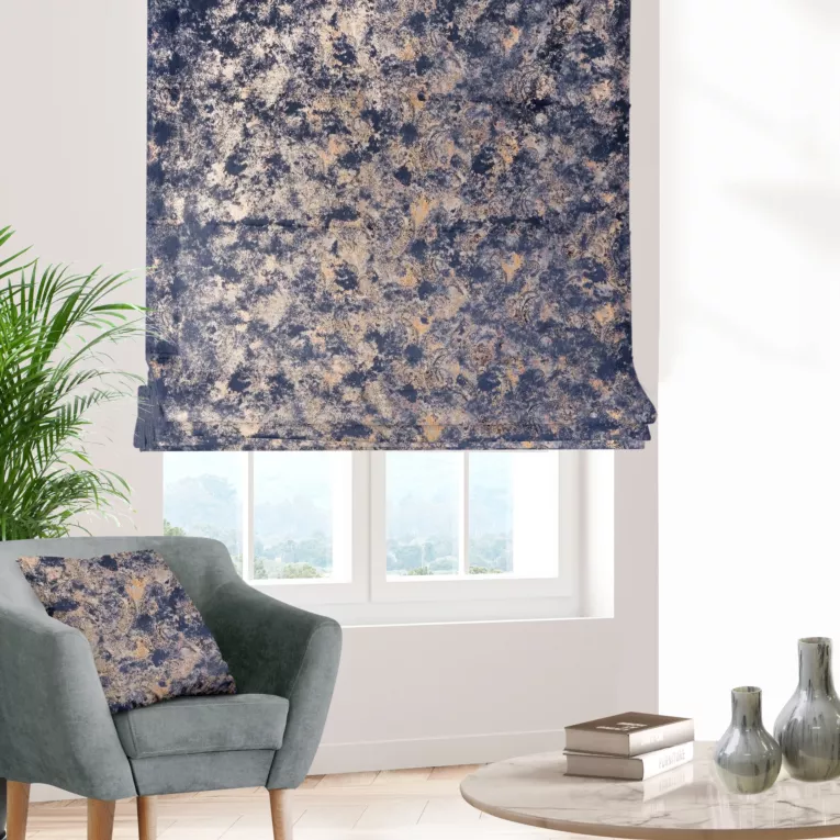 Roleta rzymska OMERTA granatowo miedziana z miękkiej, welwetowej tkaniny z nieregularnym nadrukiem Italissima Eva Minge