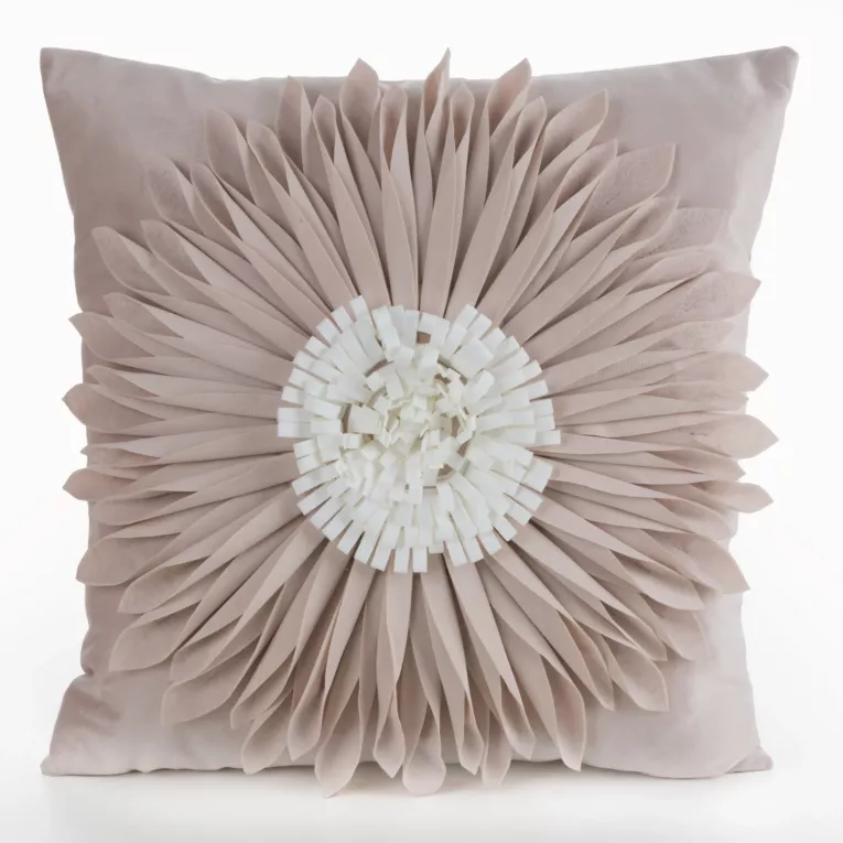 Poszewka na poduszkę 45 x 45 cm z welwetu kolor beżowo, kremowy zdobiona dużym kwiatem 3D FLORES 3