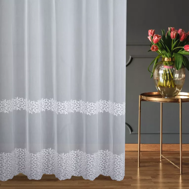 Firana szyta na flexach biała z matowej tkaniny ADEN z efektem deszczyku, zdobiona geometrycznym haftem tworzącym dwa poziome pasy