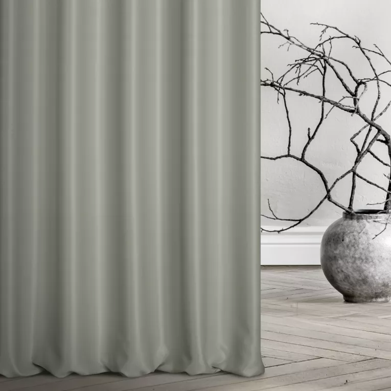 Zasłona szyta na taśmie 5 cm szara z tkaniny trudnopalnej, zaciemniającej, typu blackout