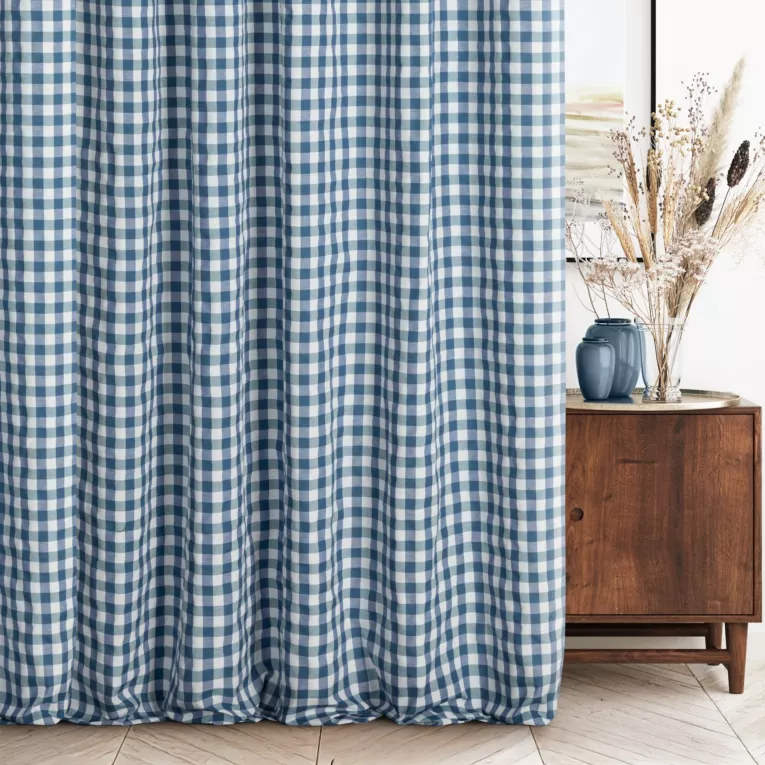 Zasłona szyta na flexach biało ciemnoniebieska z delikatnej tkaniny w kratkę