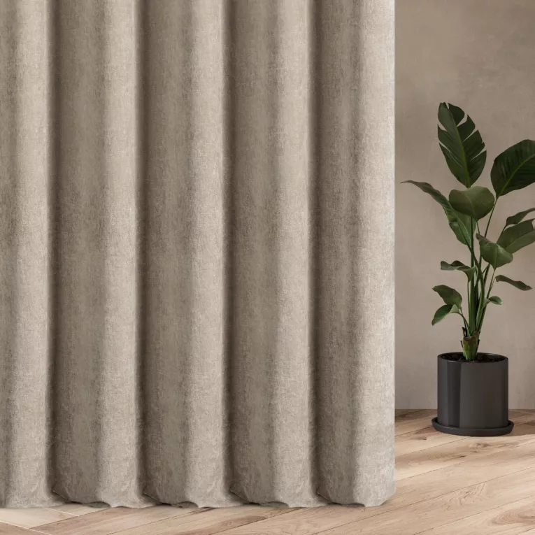 Zasłona szyta na tunelu beżowa z tkaniny o szenilowej strukturze
