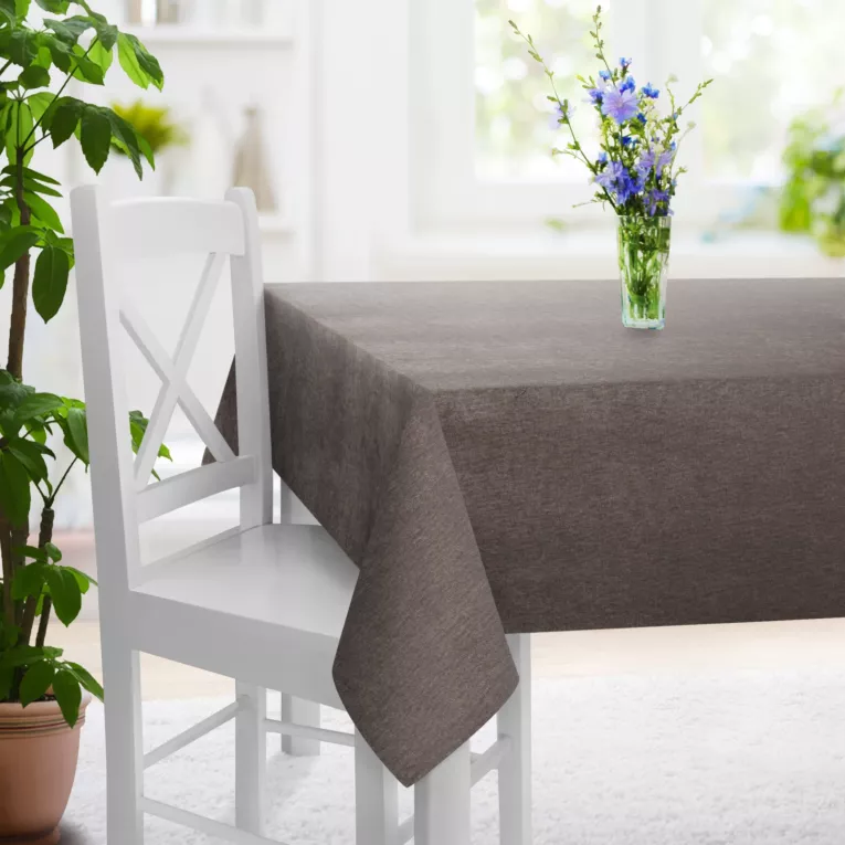 Obrus szyty ciemnobrązowy z miękkiej tkaniny szenilowej typu dimout o naturalnym splocie