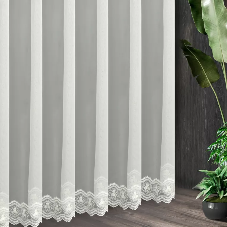 Tkanina firanowa lekki tiul zakończony pasem haftu z drobnym kwiatowym motywem