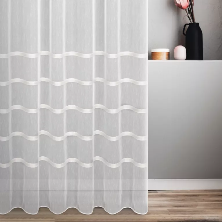 Firana szyta na flexach biało miedziana z lekko połyskującej tkaniny z błyszczącymi paskami, wykończona obciążnikiem