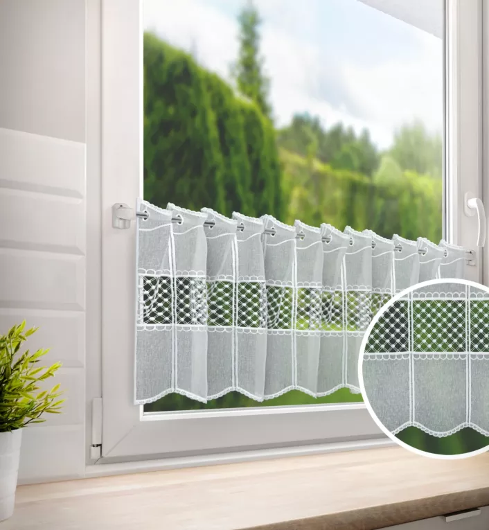 Tkanina firanowa zazdrostka z grubszej etaminy z ażurową aplikacją