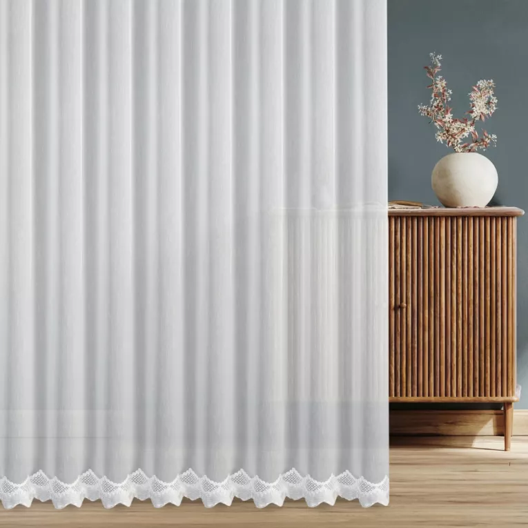 Firana szyta na taśmie 8 cm biała z matowej tkaniny typu ADEN z efektem deszczyku, zdobionej delikatnym, geometrycznym haftem u dołu tkaniny