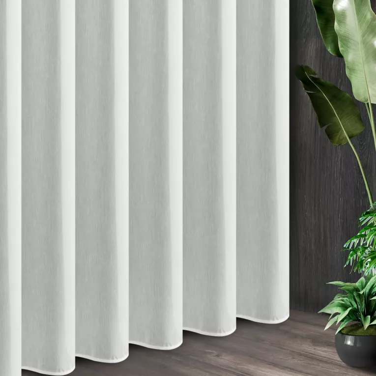 Tkanina firanowa matowy batyst o naturalnym splocie zakończona obciążnikiem  z kolekcji Eva Minge