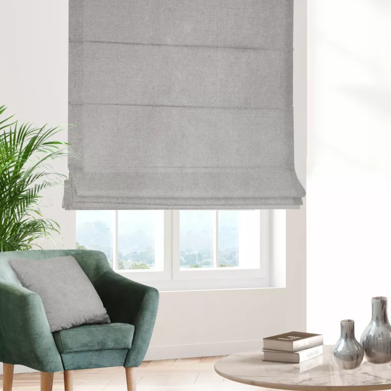 Roleta rzymska szaro popielata z tkaniny zaciemniającej 100% blackout, o strukturze weluru