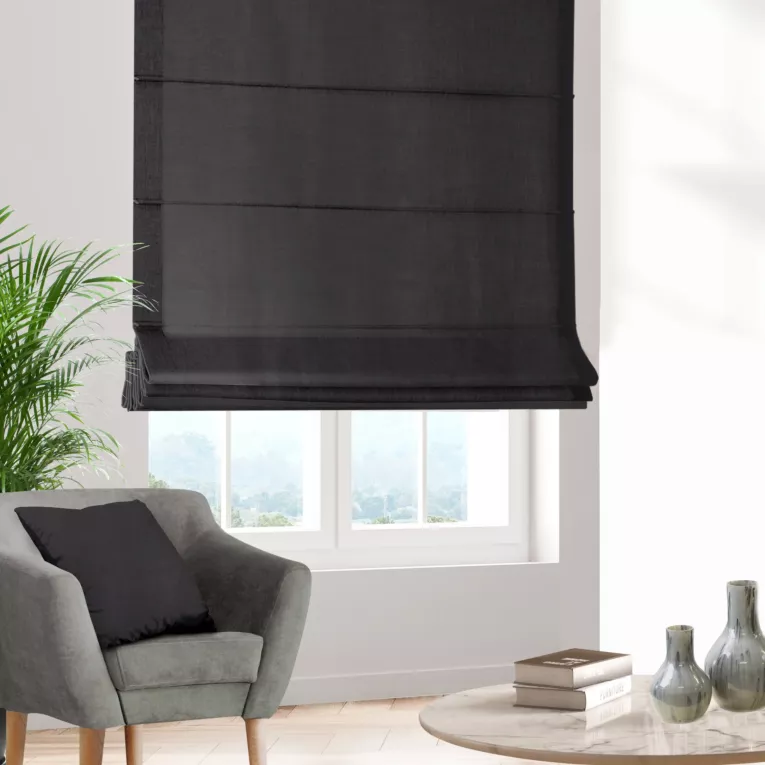 Roleta rzymska czarna z miękkiej tkaniny o naturalnym splocie w stylu ekologicznym