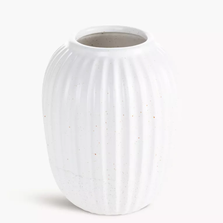 Wazon dekoracyjny biały zdobiony tłoczonym wzorem prążków 17x21 cm KAJLA