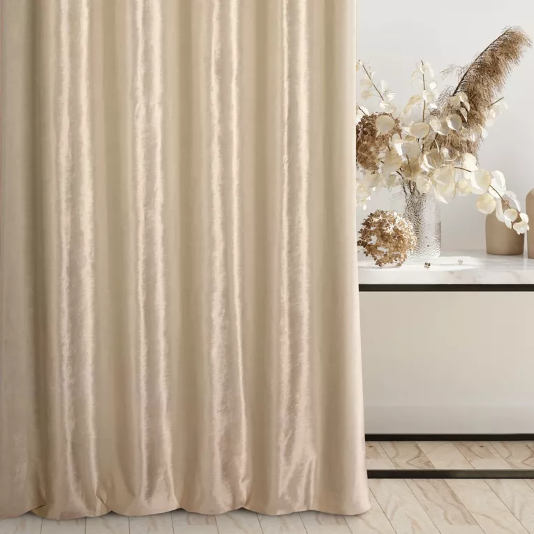 Zasłona szyta na taśmie 5 cm SAFARI 1 kremowa z miękkiej welwetowej tkaniny z połyskiem i poziomym prążkiem