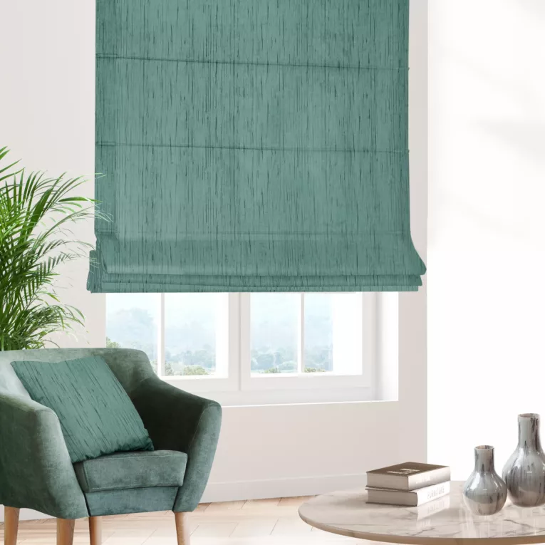 Roleta rzymska morska z tkaniny welwetowej w pionowe prążki, wykończona obciążnikiem