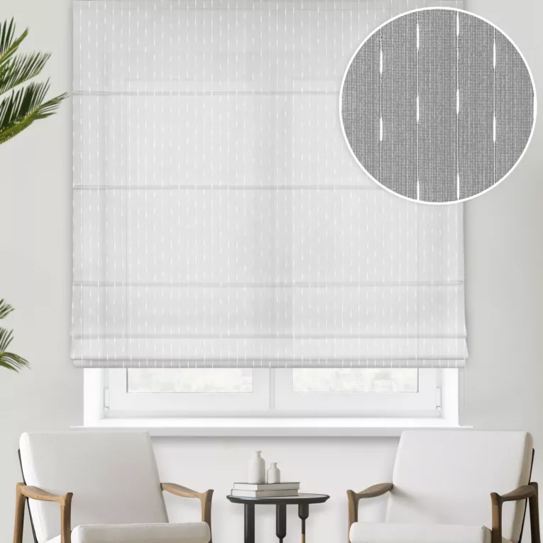 Roleta rzymska biała z matowej tkaniny z efektem pionowych prążków, wykończona obciążnikiem
