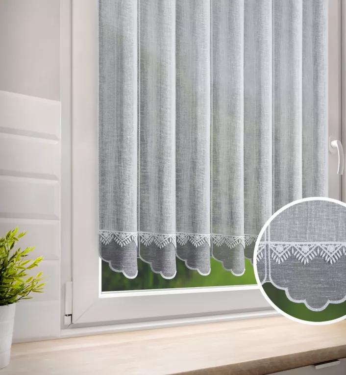 Tkanina firanowa zazdrostka z etaminy zdobiona haftem i kontrastowym wykończeniem dołu