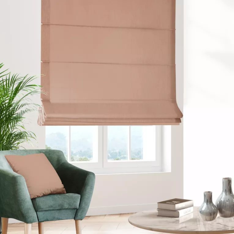Roleta rzymska pudrowo różowo różowa z gładkiej tkaniny typu dimout