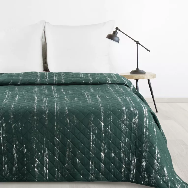 Narzuta ciemnozielono, srebrna 170x210 cm zdobiona przecieranym wzorem i pikowana metodą hot press BLINK 1 Design 91