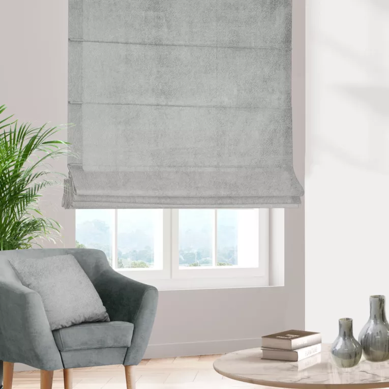 Roleta rzymska SAFARI srebrna z miękkiej welwetowej tkaniny w wytłaczany drobny wzór