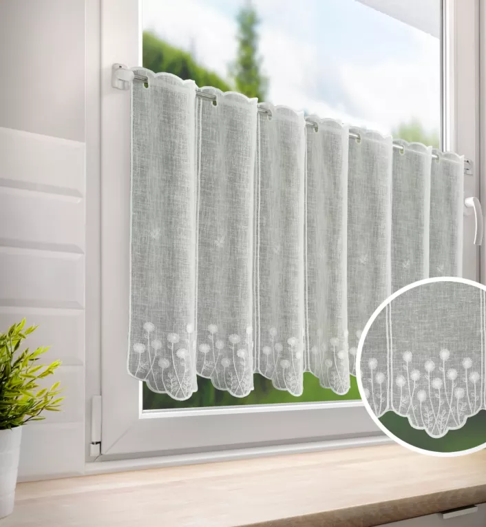 Tkanina firanowa zazdrostka z etaminy zdobiona haftem letnich kwiatów