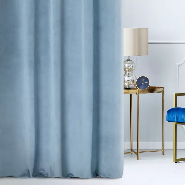 Zasłona szyta na taśmie 5 cm niebieska z miękkiej półmatowej tkaniny welwetowej