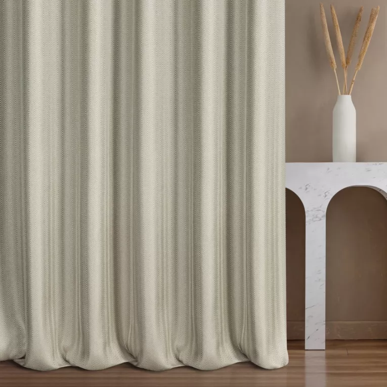 Zasłona szyta na taśmie 5 cm beżowo srebrna z tkaniny z błyszczącym wzorem geometrycznym (jodła)