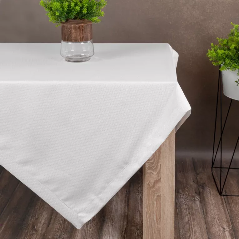 Obrus JULIA  tkany w drobny geometryczny wzór ze srebrną nitką i listwą na brzegach