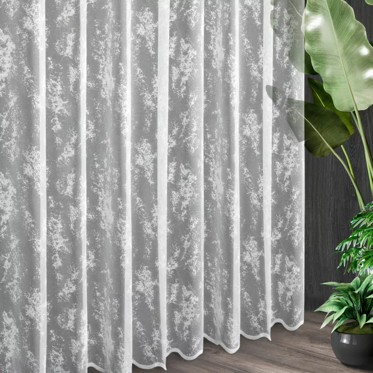 Tkanina firanowa żakardowa o nieregularnym wzorze wykończona połyskiem