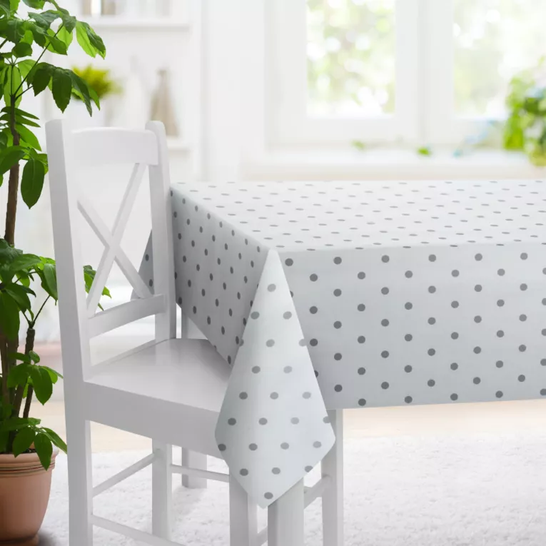 Obrus szyty biało popielaty z miękkiej tkaniny z nadrukiem w kropki