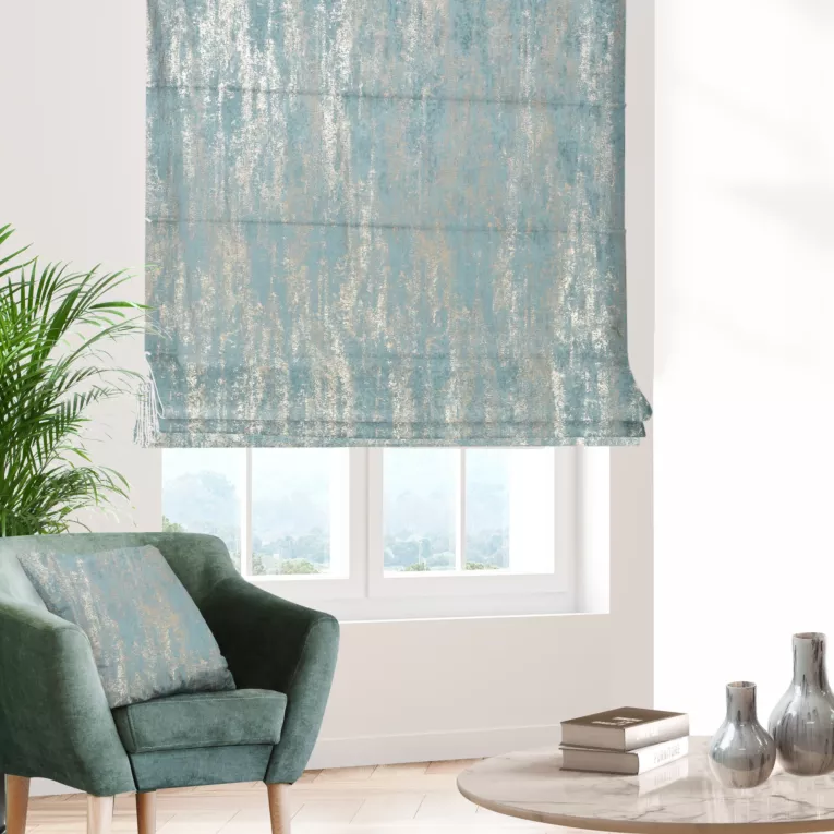 Roleta rzymska niebiesko złocista z grubej, welwetowej tkaniny z efektem przecieranego wzoru, zdobiona delikatnie połyskującym nadrukiem