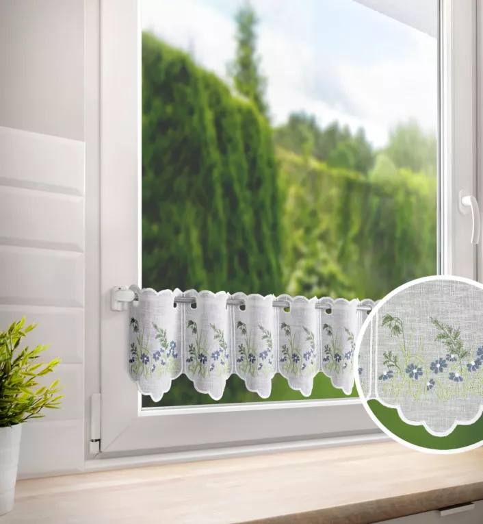 Tkanina firanowa zazdrostka z etaminy zdobiona haftem drobnych kwiatuszków