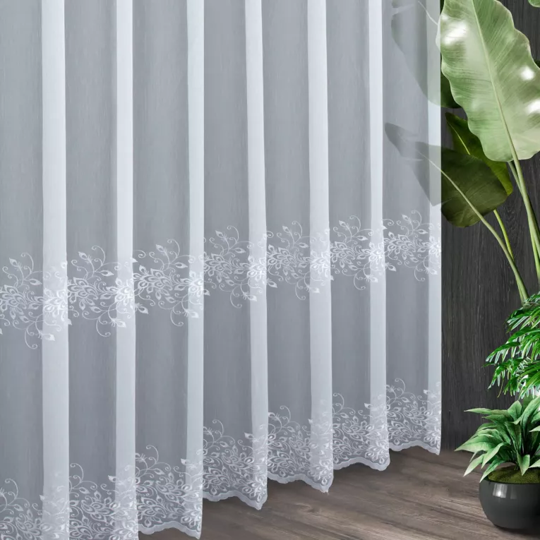 Tkanina firanowa aden z dwoma pasami roślinnego haftu