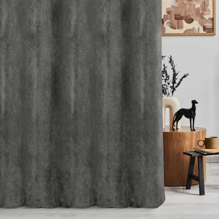 Zasłona szyta na flexach grafitowa z tkaniny o szenilowej strukturze