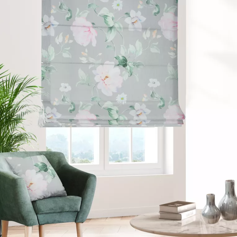 Roleta rzymska jasnoszara z miękkiej tkaniny o naturalnym splocie z kwiatowym wzorem