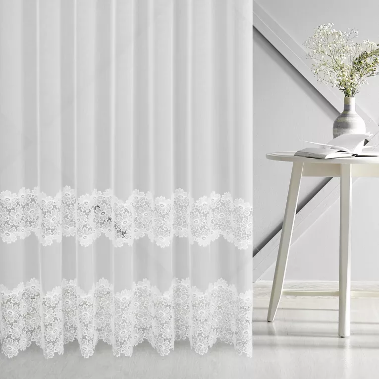 Firana szyta na taśmie 5 cm biała z matowej tkaniny ADEN ozdobionej kwiatową aplikacją