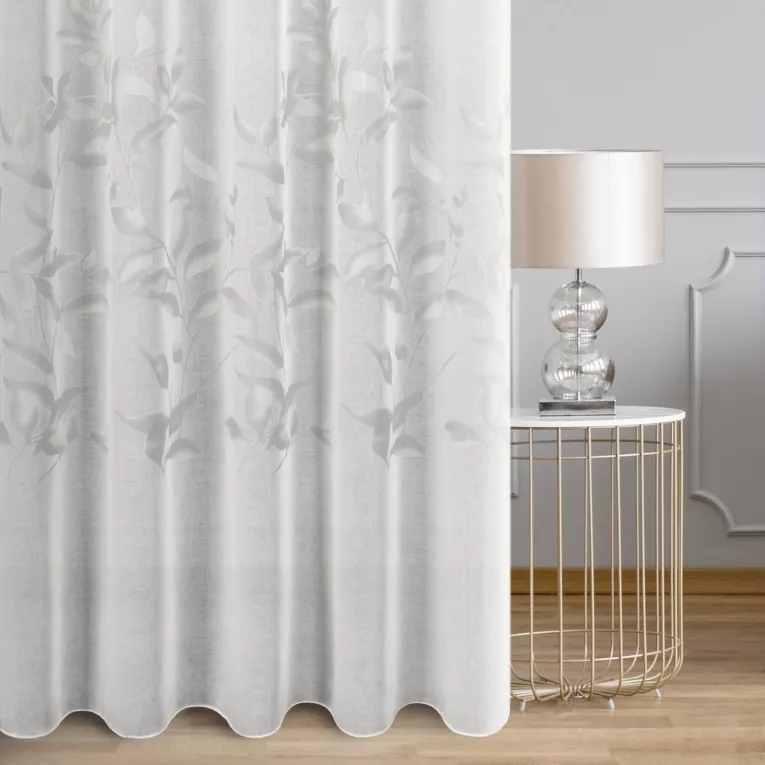 Firana szyta na taśmie 5 cm biało srebrna burnout z etaminy w motywy roślinne, wykończona obciążnikiem