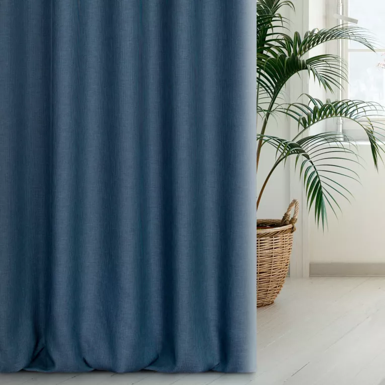 Zasłona szyta na flexach granatowa z gładkiej, przyjemnej w dotyku tkaniny z efektem melanżu