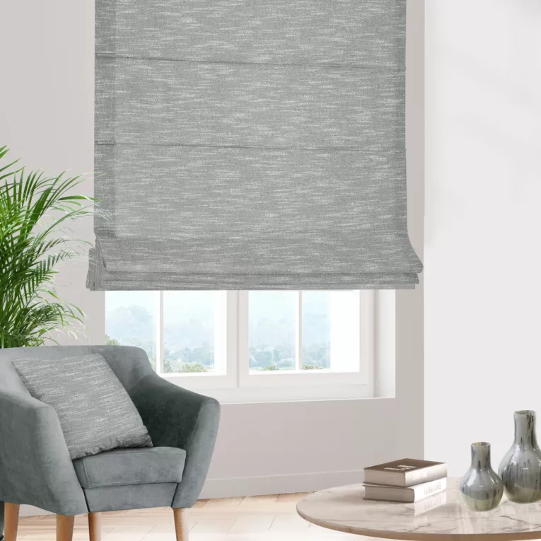 Roleta rzymska jasnoszara z matowej luźnotkanej tkaniny z efektem melanżu, wykończona obciążnikiem