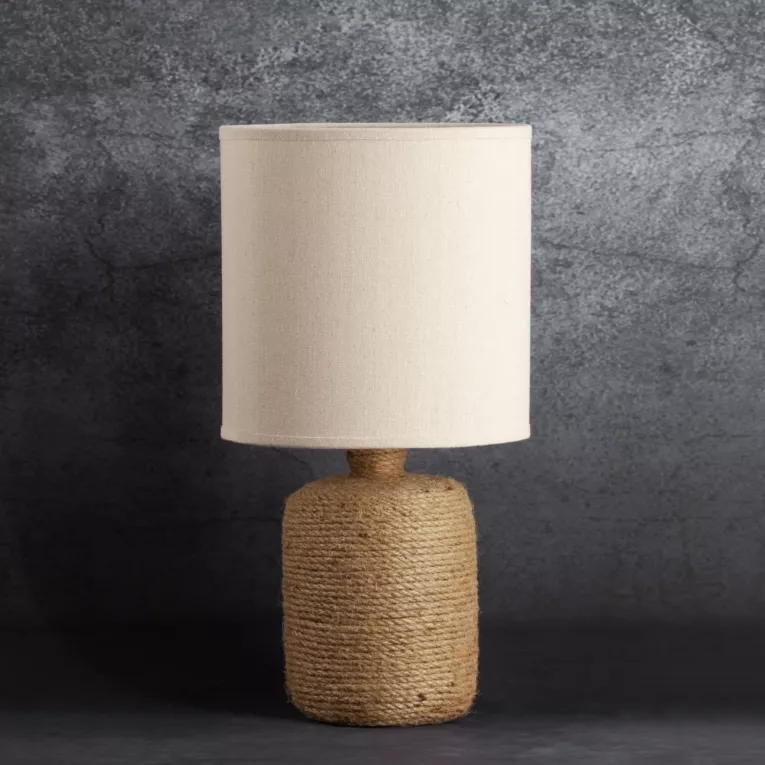 Lampka stołowa NIKA 01 na ceramicznej podstawie owiniętej jutowym sznurkiem z abażurem z matowej tkaniny