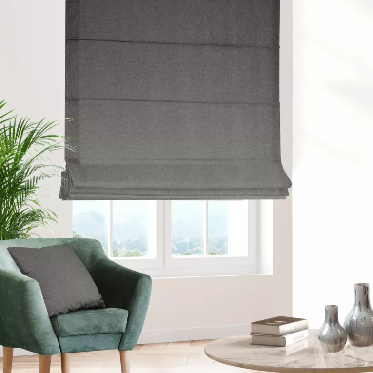 Roleta rzymska popielata z tkaniny typu dimout o średnim stopniu zaciemnienia