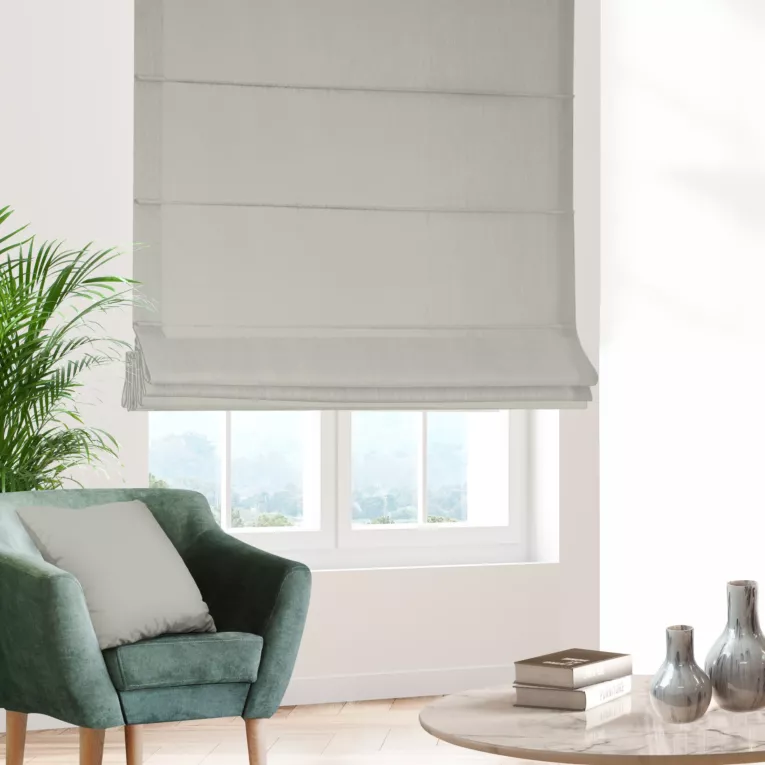 Roleta rzymska beżowa z gładkiej tkaniny typu blackout