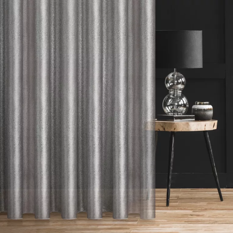 Firana szyta na taśmie 5 cm WHITNEY popielata z mocno błyszczącej drobno tkanej siateczki, wykończona obciążnikiem Italissima Eva Minge