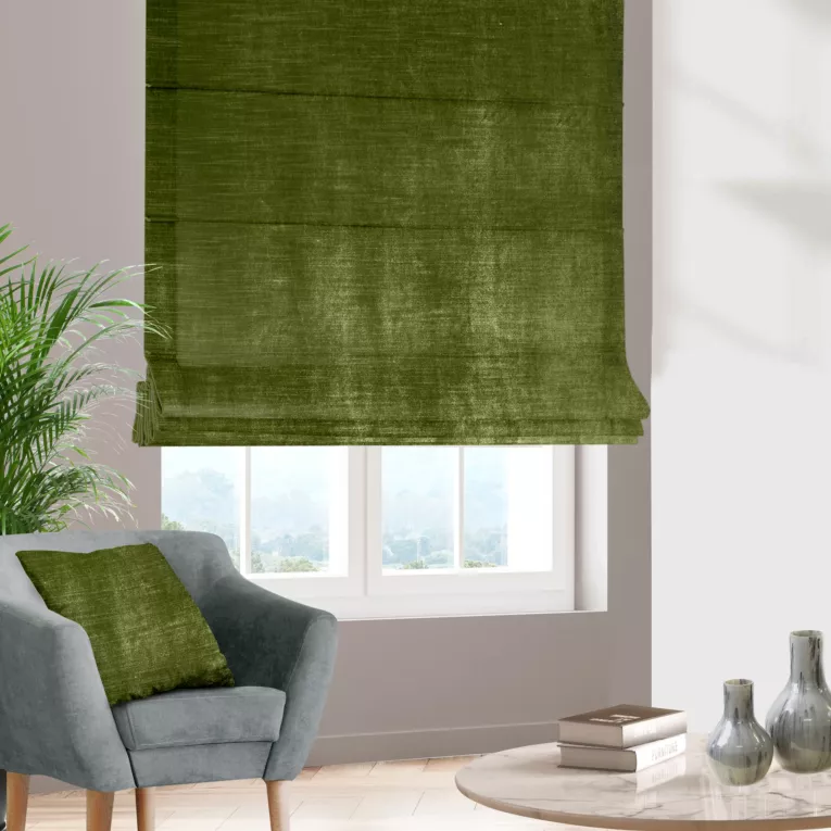 Roleta rzymska SAFARI 1 oliwkowa z miękkiej welwetowej tkaniny z połyskiem i poziomym prążkiem