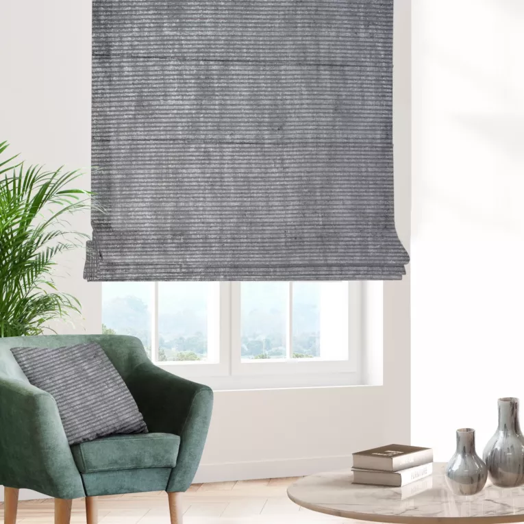 Roleta rzymska popielato srebrna z tkaniny o naturalnym splocie w pasy, z delikatnym połyskiem